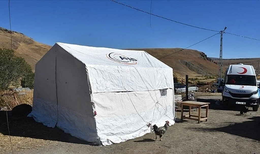 Ardahan'da depremden etkilenen vatandaşlar geceyi çadırlarda geçirdi