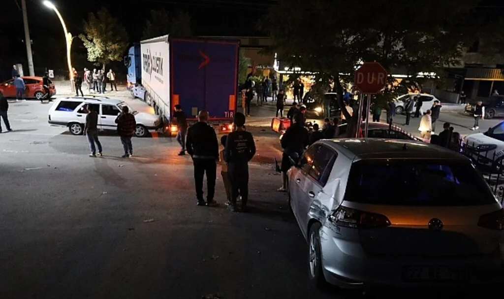 Arızalanan tır caddeye daldı, ortalık savaş alanına döndü