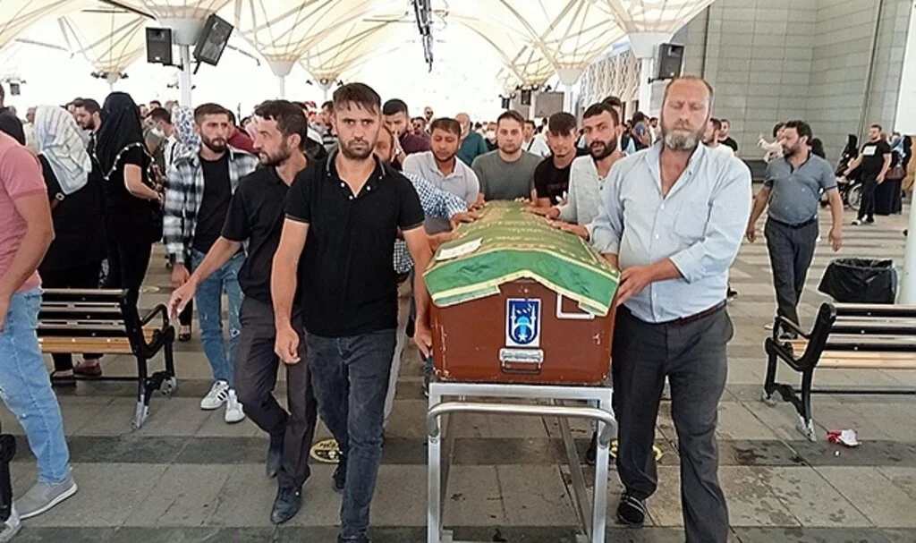 Arkadaşına yardım etmek isteyen 20 yaşındaki genç canından oldu