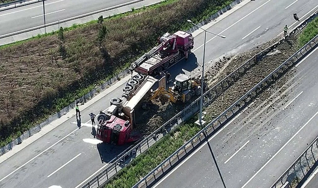 Arnavutköy’de hafriyat kamyonu otomobile çarpıp yan yattı