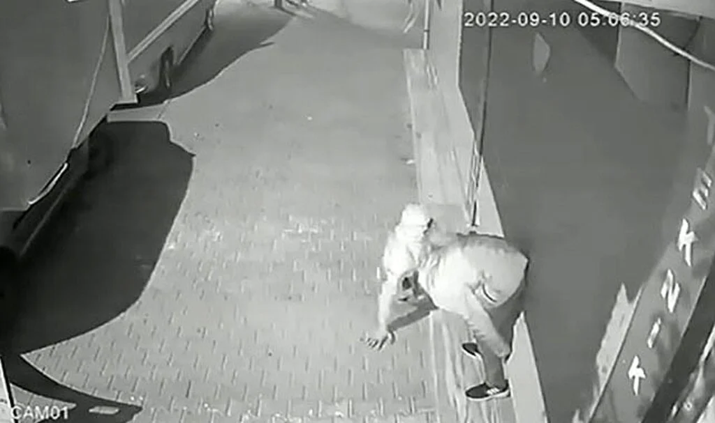 Arnavutköy'de iş yeri hırsızlığı kamerada