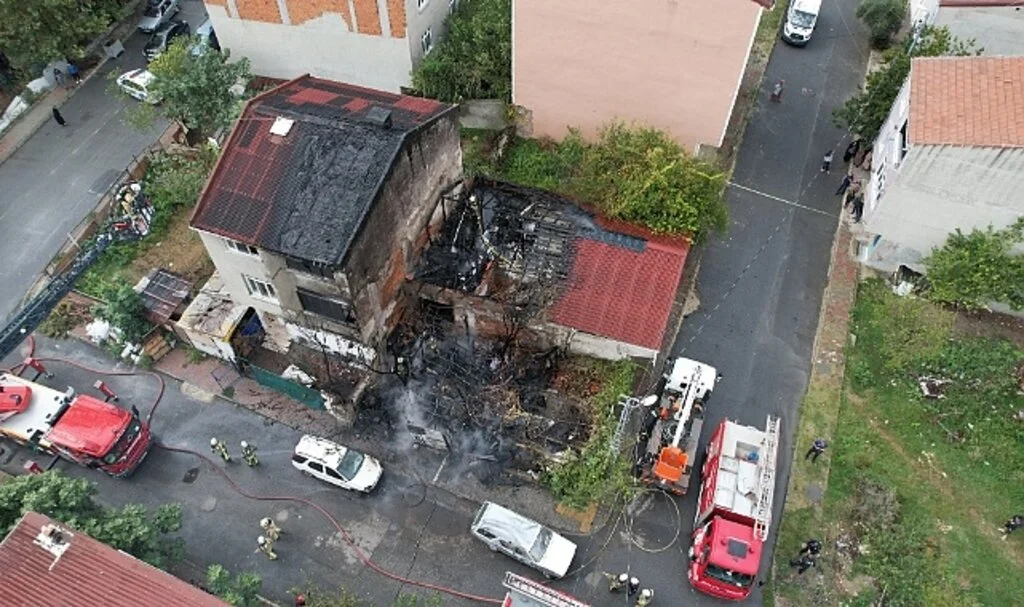 Arnavutköy’de ısınmak için yakılan ateş yangına neden oldu