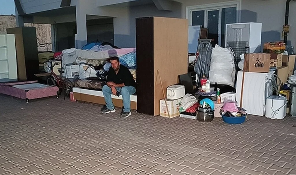 Arsa sahibi ile müteahhit firma zıtlaştı, tapusunu alamayan ev sahipleri sokağa atıldı