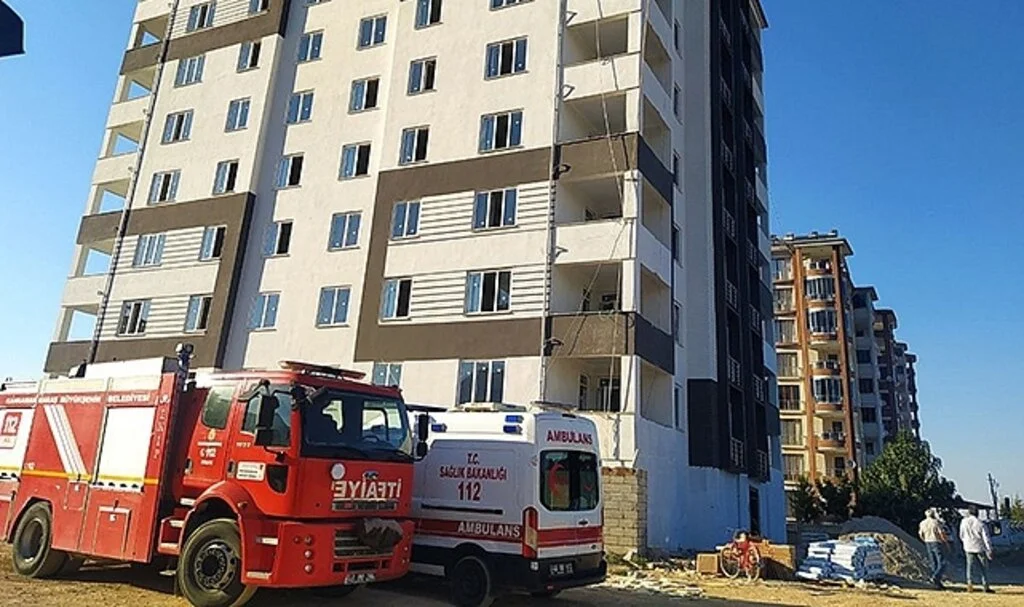 Asansör boşluğuna düşen işçi hayatını kaybetti