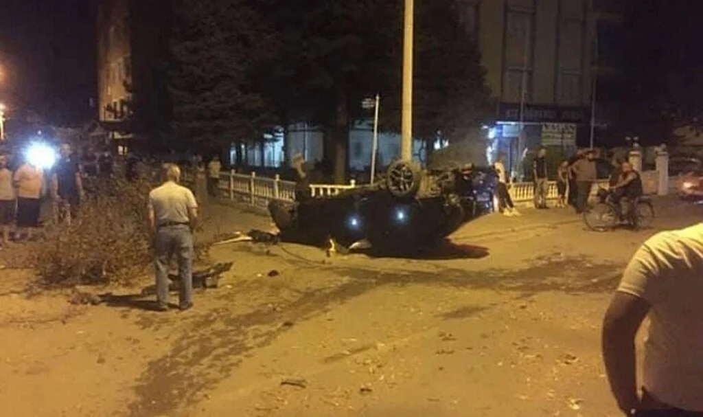 Aşırı süratli otomobil takla atarak alev aldı