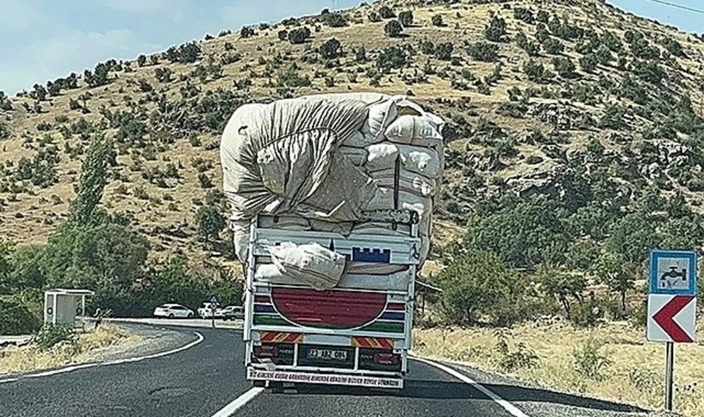Aşırı yükle trafiği tehlikeye attı