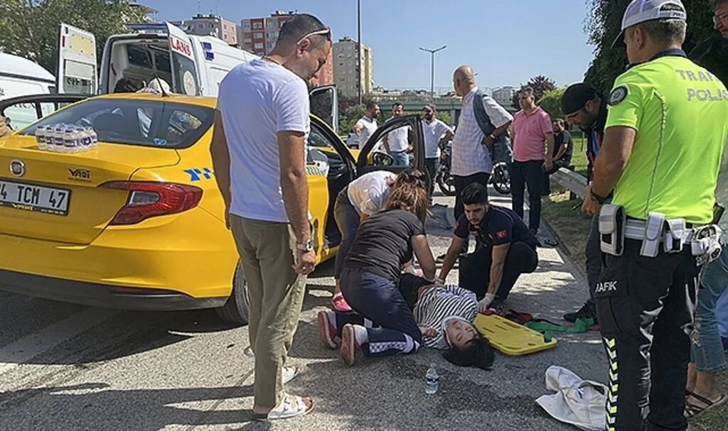 Ataşehir’de Çinli turistleri taşıyan taksi kaza yaptı: 2 yaralı
