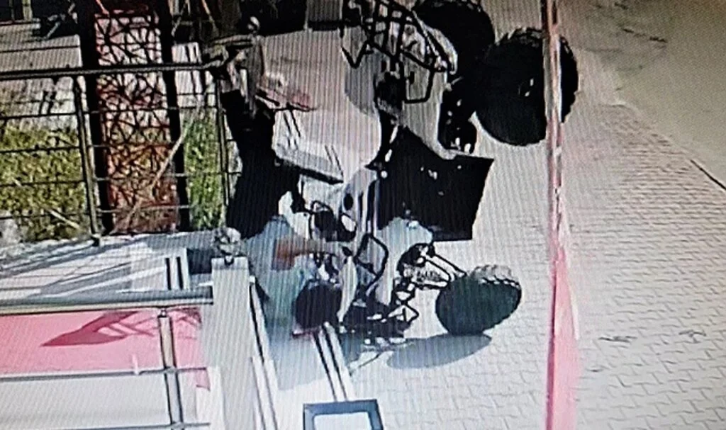ATV aracıyla duvara çarpan sürücünün ölümden döndüğü anlar kamerada