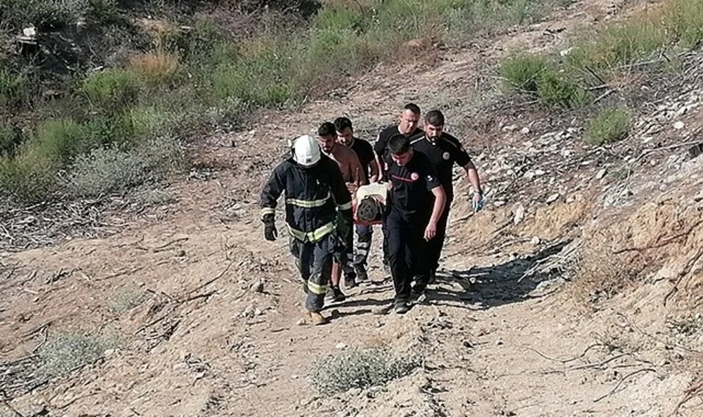ATV turu yapan turist kadın 50 metreden düştü, eşi arkasından gidince ağaca takılı kaldı
