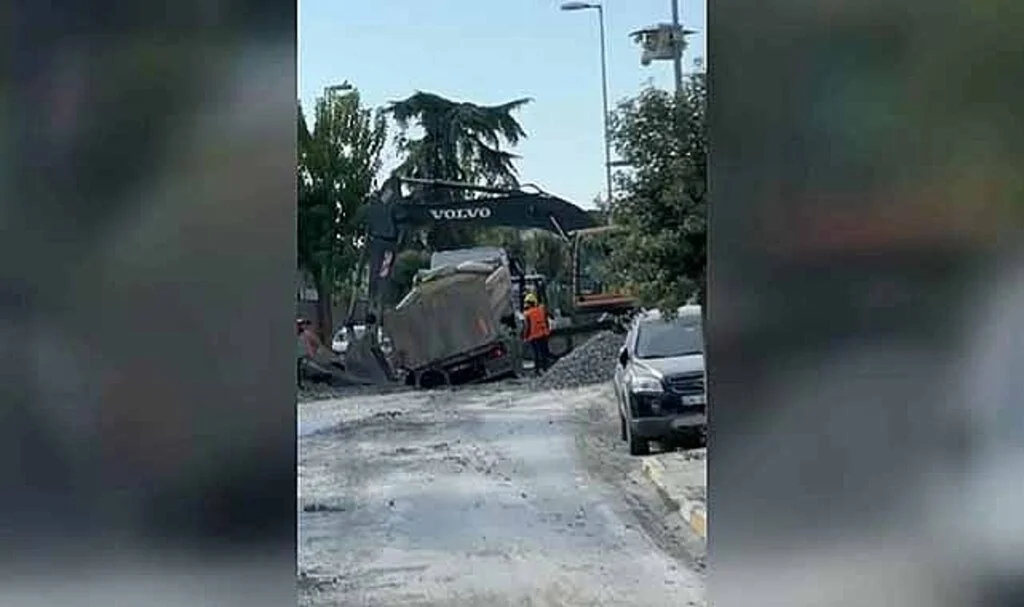 Avcılar’da İBB'nin altyapı çalışması sırasında su borusu patladı