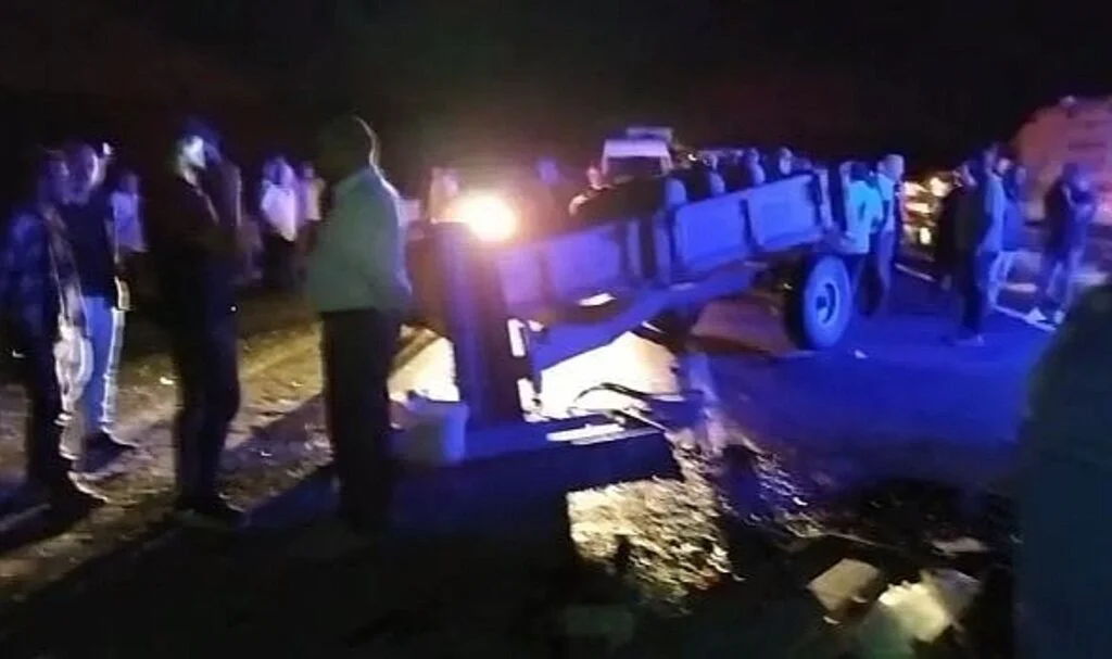 Avrupa Otoyolu'nda kamyonla çarpışan traktör devrildi: 2 yaralı