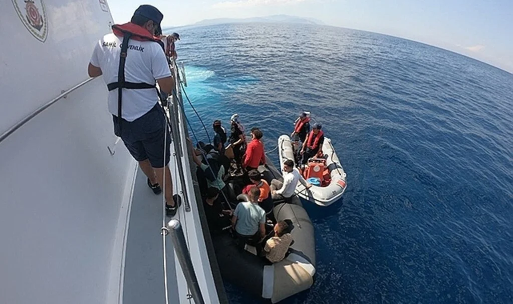 Aydın’da 13 düzensiz göçmen kurtarıldı, bir şahıs yakalandı