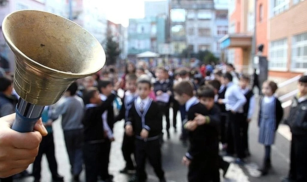 Aydın Söke'de, velilerden okul çıkış saatinin 21.00 olmasına tepki!