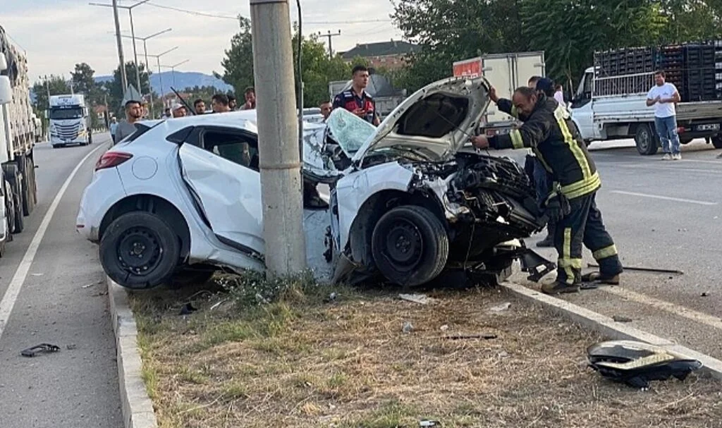 Aydınlatma direğine çarpan otomobilin sürücüsü öldü