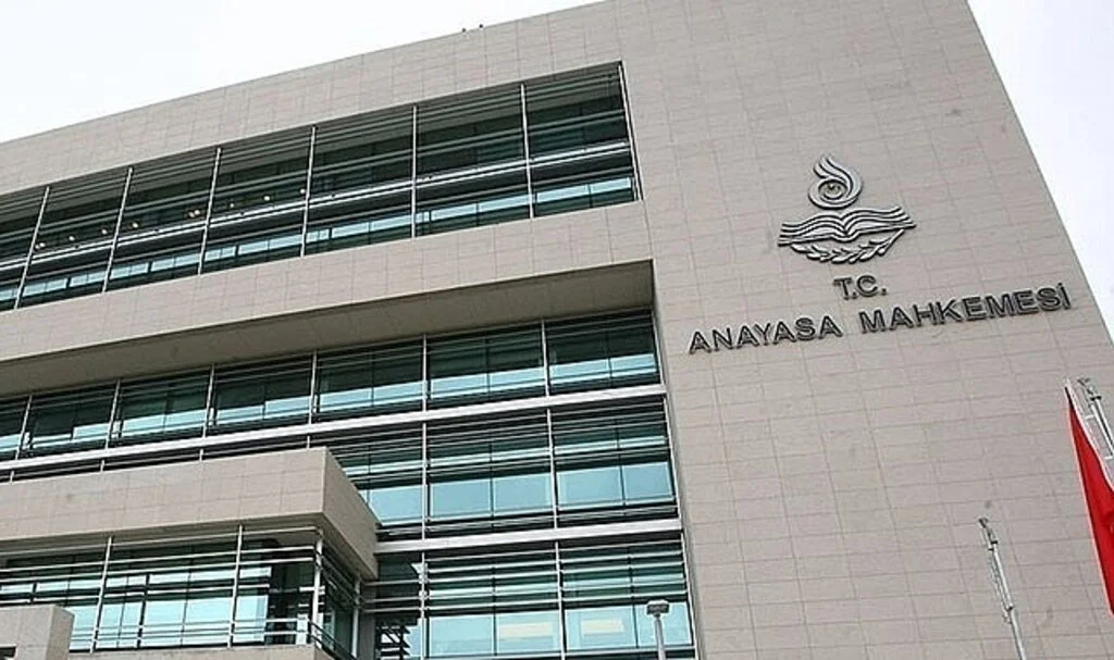 AYM, tutuklunun dilekçesinde kullandığı ifadeler nedeniyle cezalandırılmasını hak ihlali saydı