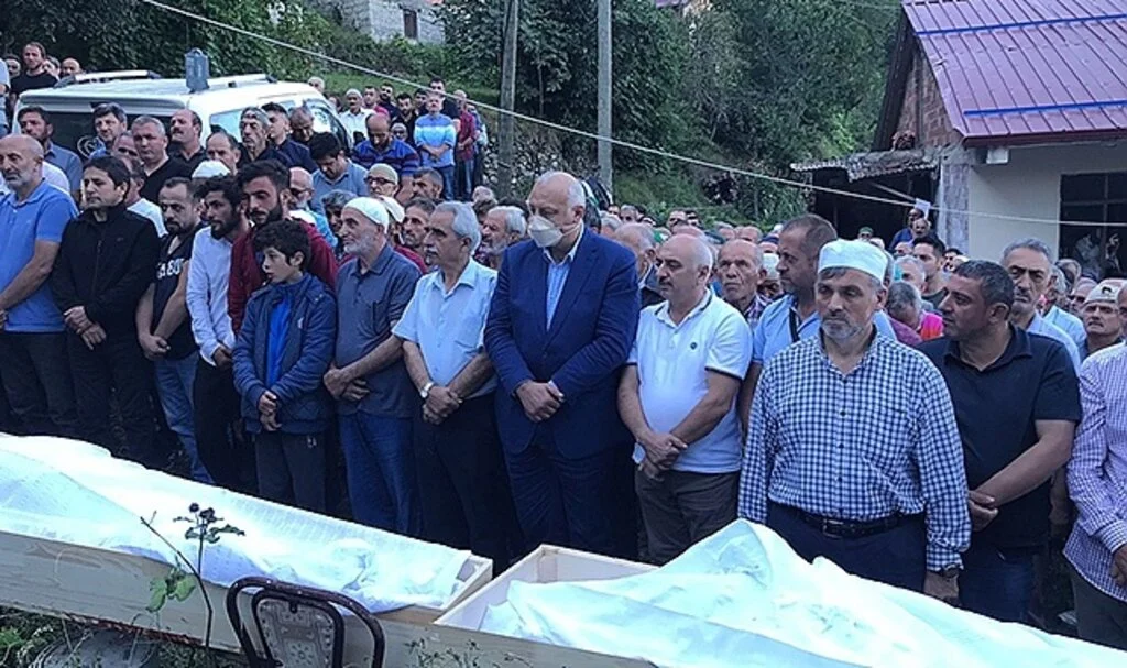 Aynı kaderi paylaşan kuzenler yan yana toprağa verildi
