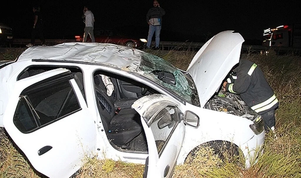 Aynı yönde seyreden iki otomobil çarpıştı: 3 yaralı