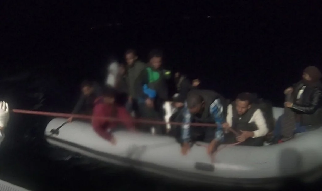 Ayvalık açıklarında 17 düzensiz göçmen kurtarıldı