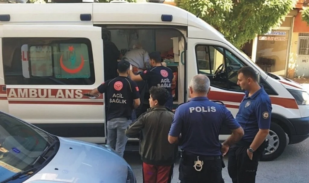 Babasını ve abisini bıçakladı