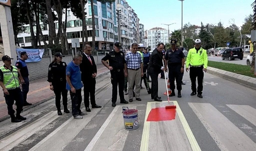 Bafra’da yaya geçitlerine kırmızı çizgi çekildi