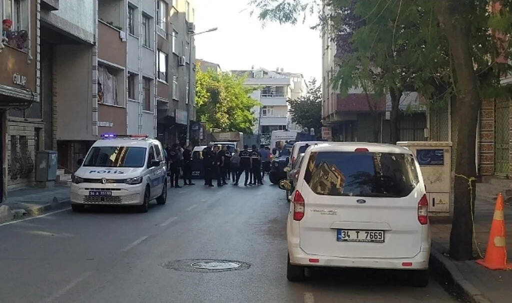 Bağcılar’da uyuşturucu bağımlısı genç annesinin başını kesip camdan aşağıya attı