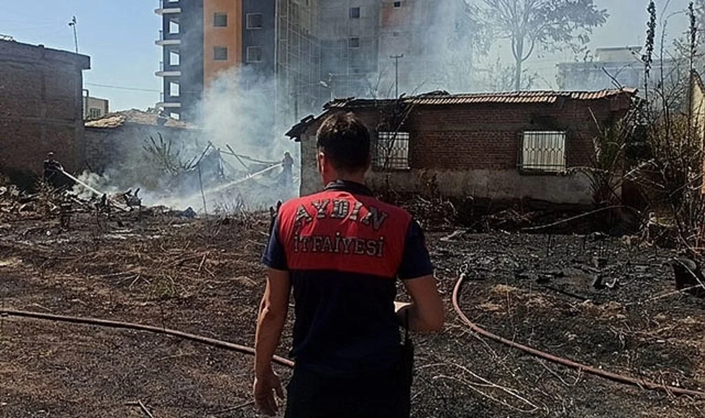 Bahçede çıkan yangın, kullanılmayan 2 evi yaktı
