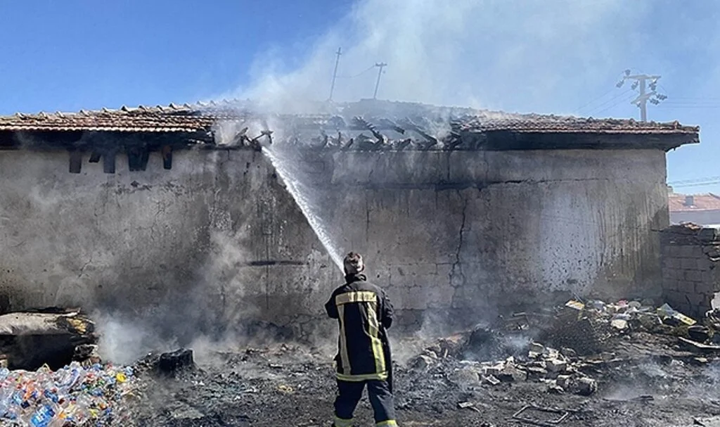 Bahçeye istiflenen atık malzemeler müstakil evi yaktı