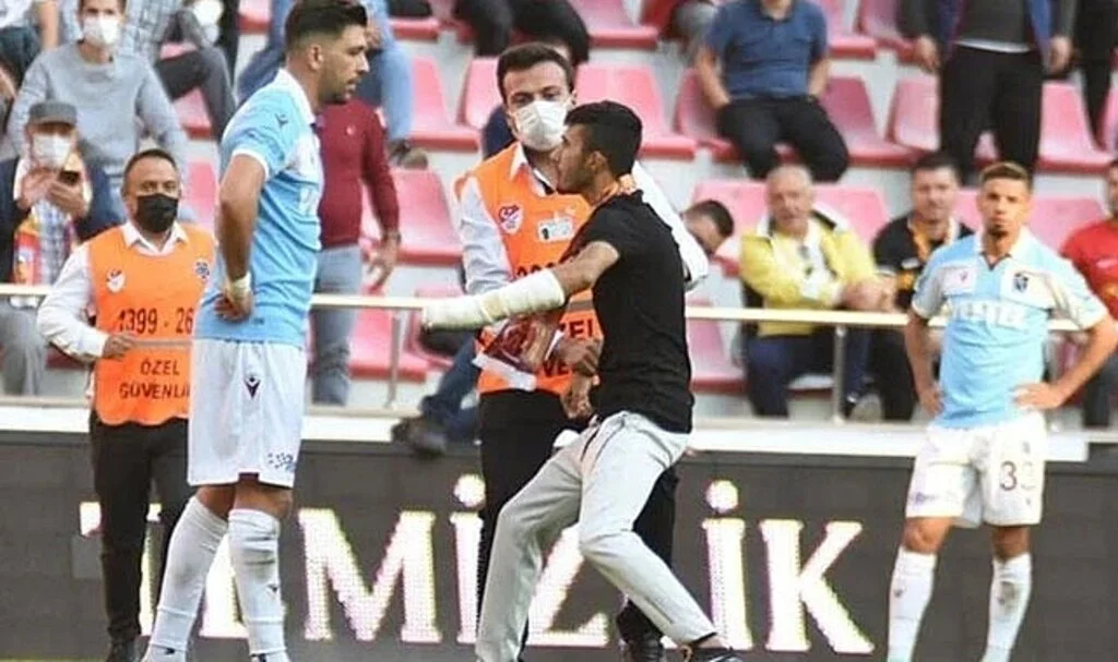 Bakasetas’ın üzerine yürüyen taraftara hapis cezası