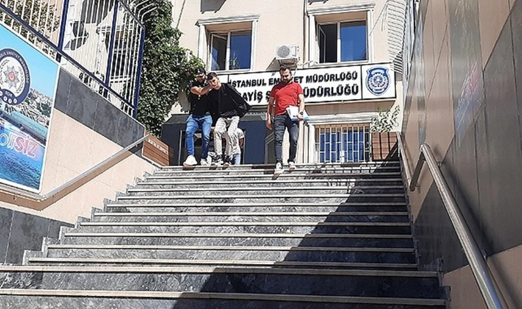 Bakırköy'de 2 hırsız çaldıkları otomobilde yakalandı