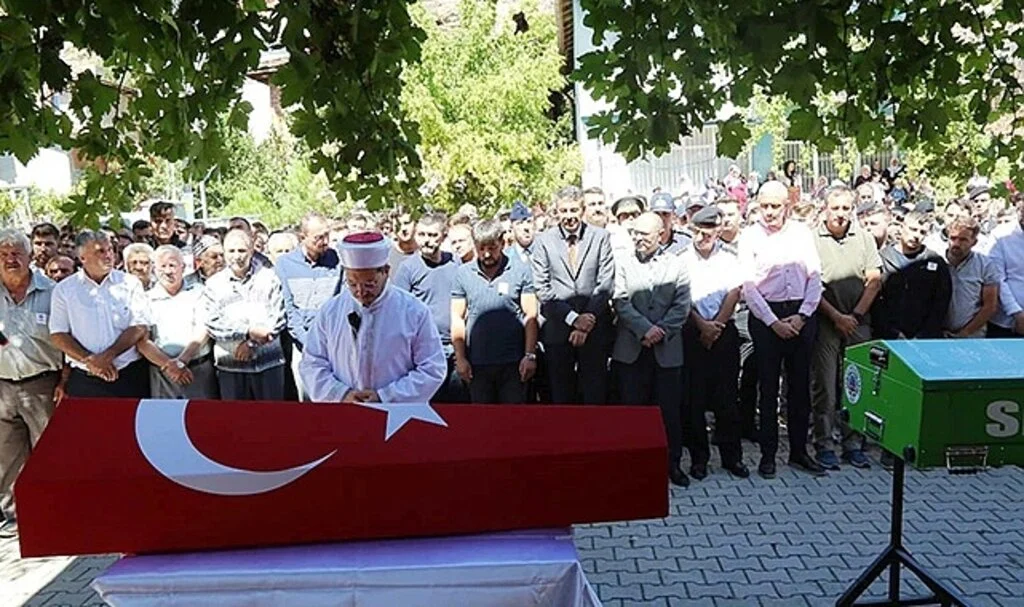 Balıkesir'de denizde boğulan sözleşmeli er ve kuzeni Kütahya’da toprağa verildi