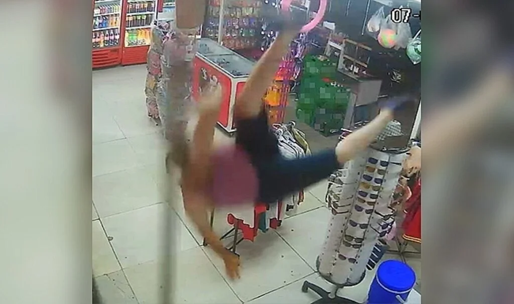 Balkondan marketin içine düştü, görenlerin yürekleri ağızlarına geldi