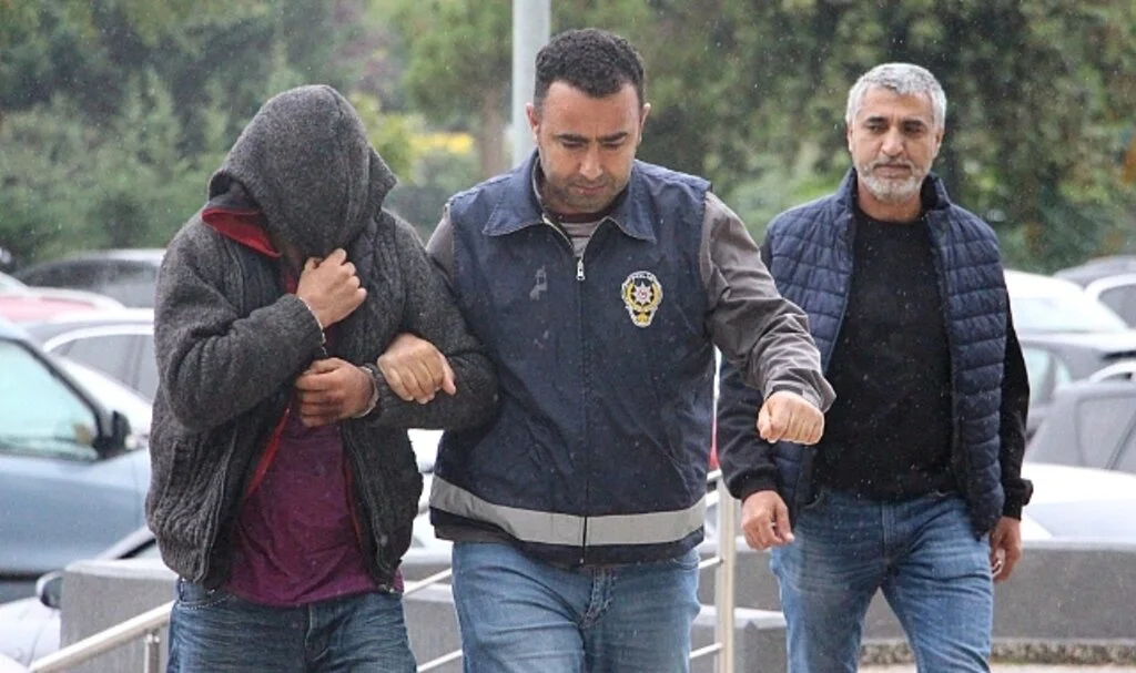 Bankadan emekli maaşını çeken yaşlı adamın 5 bin lirasını gasp etti