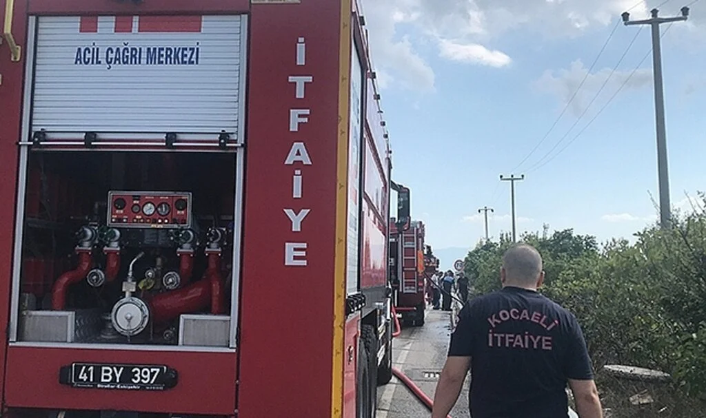 Barakada başlayan yangın ağaçlık alana yayıldı