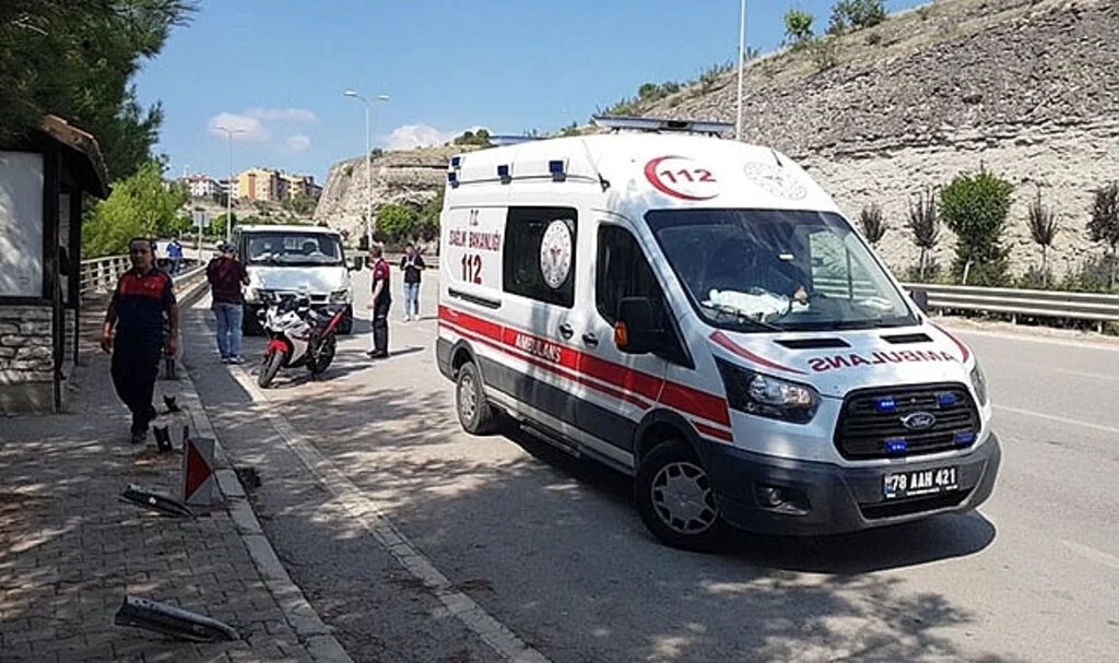 Bariyere çarpan kamyonetteki 2 kişi yaralandı