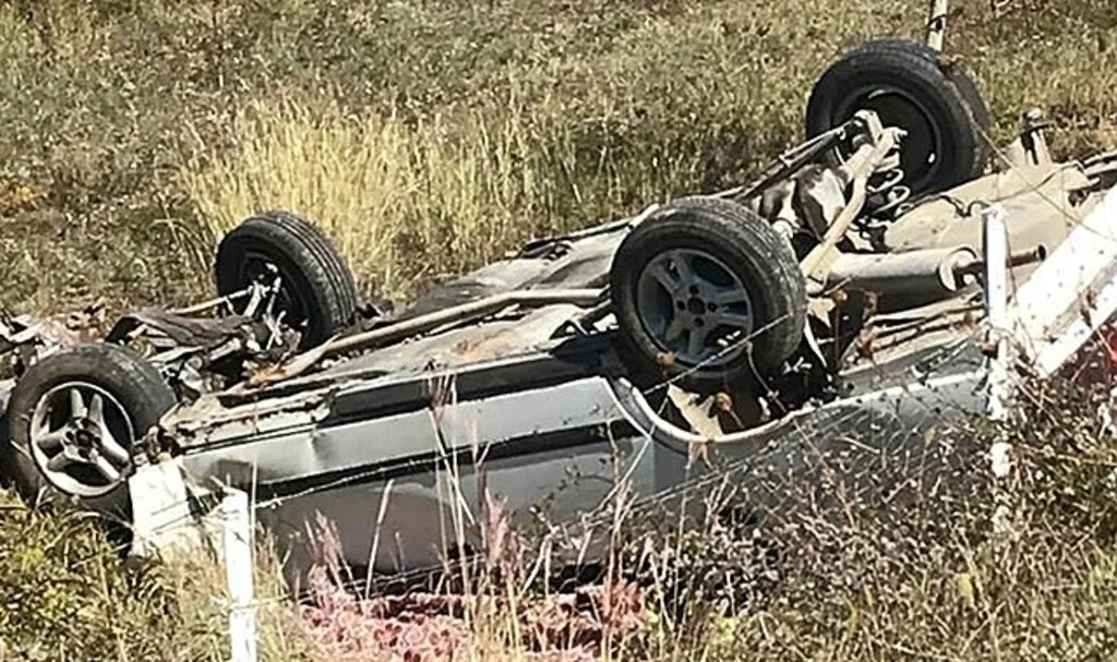 Bariyerlere çarpan otomobil takla attı: 1 ölü, 1 yaralı