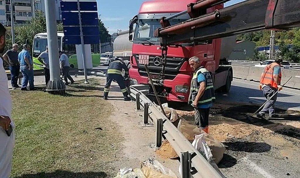 Bariyerlere çarpan tırdan burnu bile kanamadan çıktı