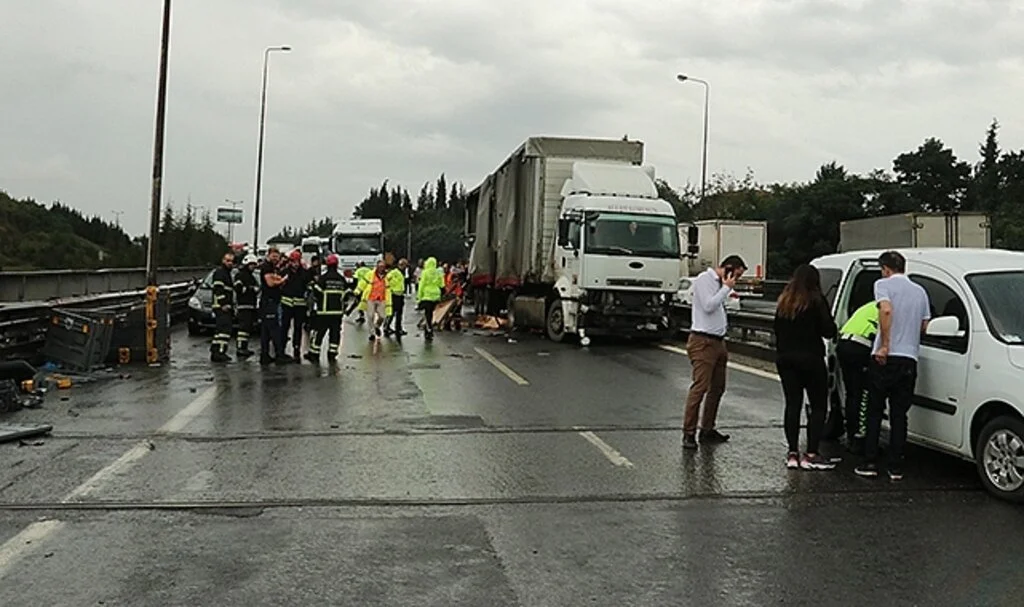 Bariyerlere çarptı, yola dökülen mazot az kalsın faciaya yol açıyordu