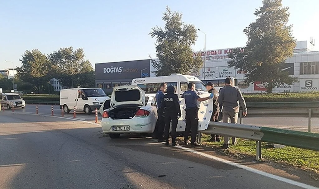 Bariyerlere ok gibi saplandı...Kadın sürücü hayatını kaybetti