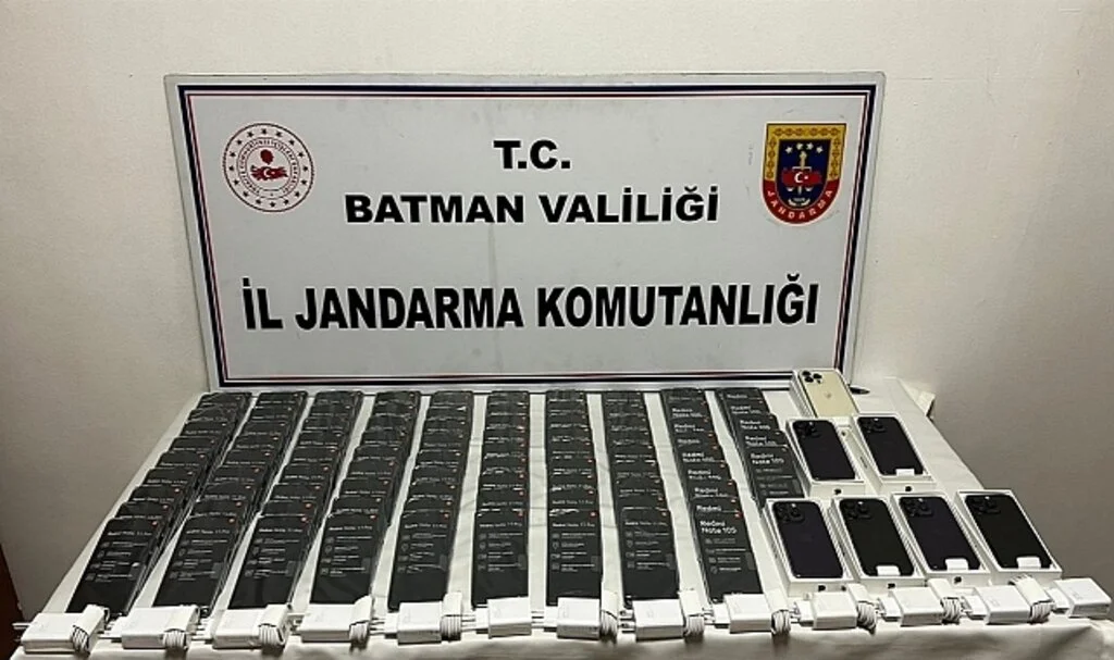 Batman’da durdurulan otomobilde çok sayıda kaçak telefon ele geçirildi