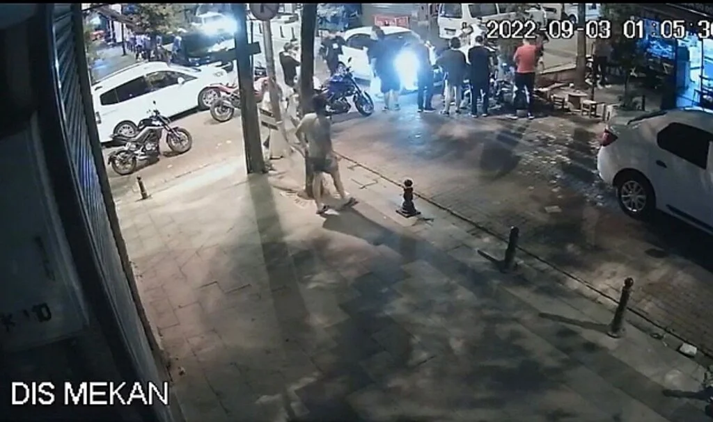 Bayrampaşa'da aynı noktada meydana gelen 2 kaza kamerada: 4 yaralı