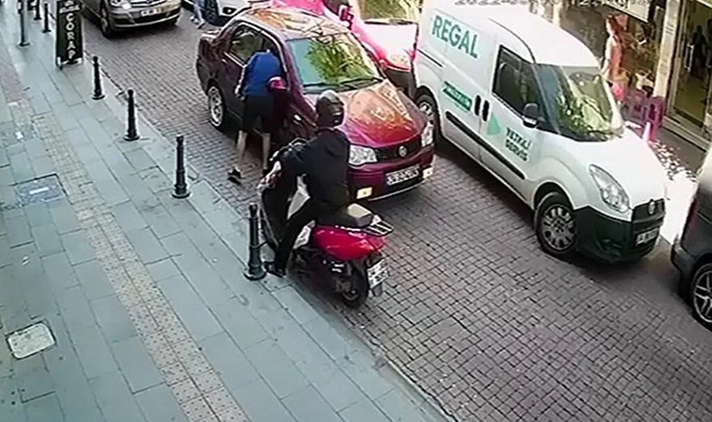 Bayrampaşa’da cep telefonu hırsızlığı kamerada