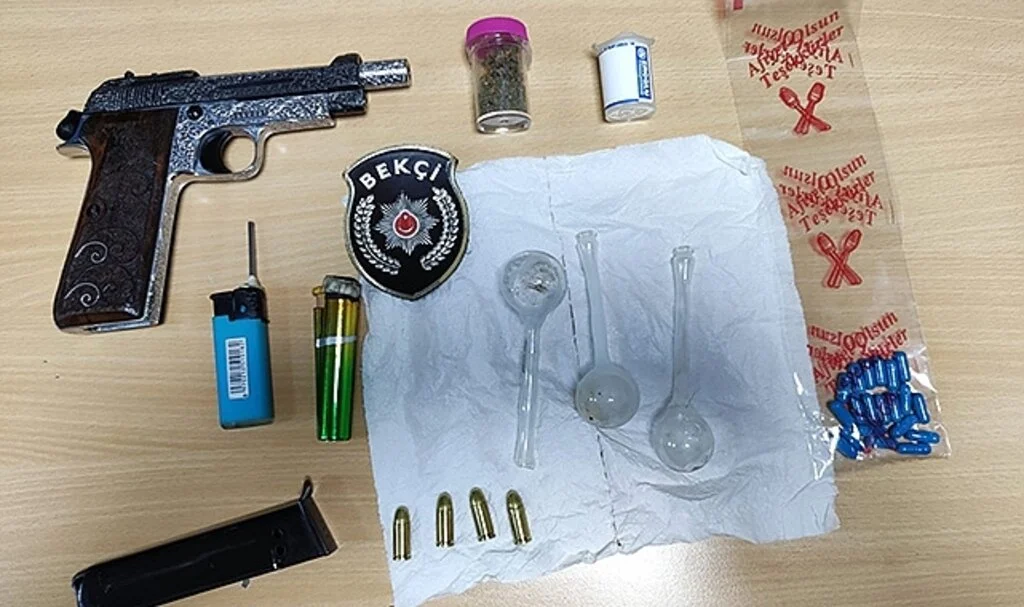 Bekçilerin şüphelendiği şahısların üstünden silah ve uyuşturucu çıktı