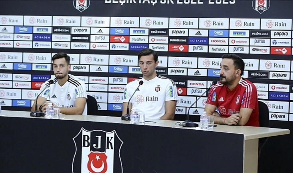 Beşiktaş'ta genç transferler basına tanıtıldı