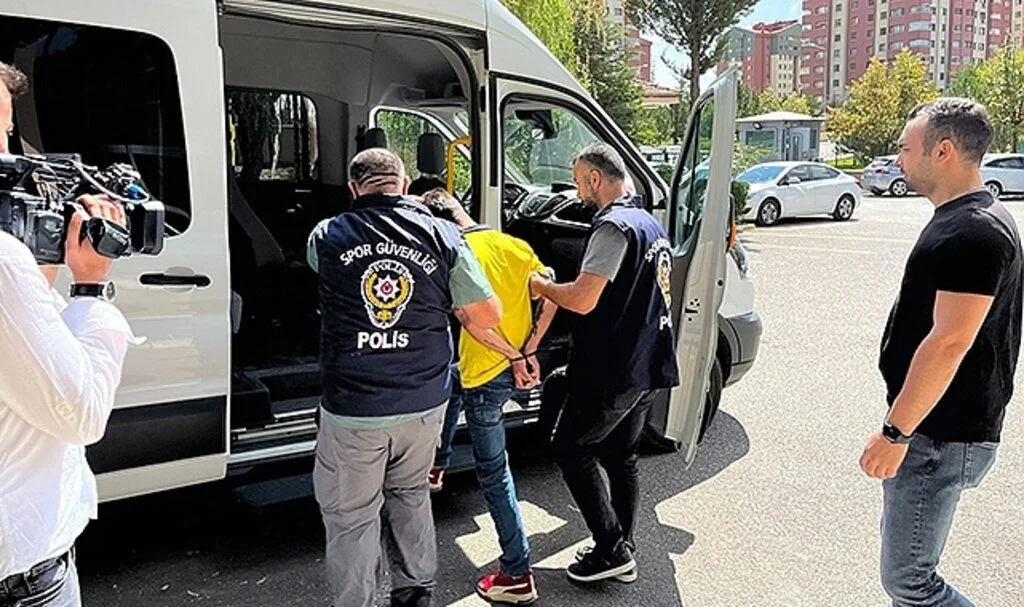 Beşiktaşlı futbolculara saldıran şahıs serbest bırakıldı