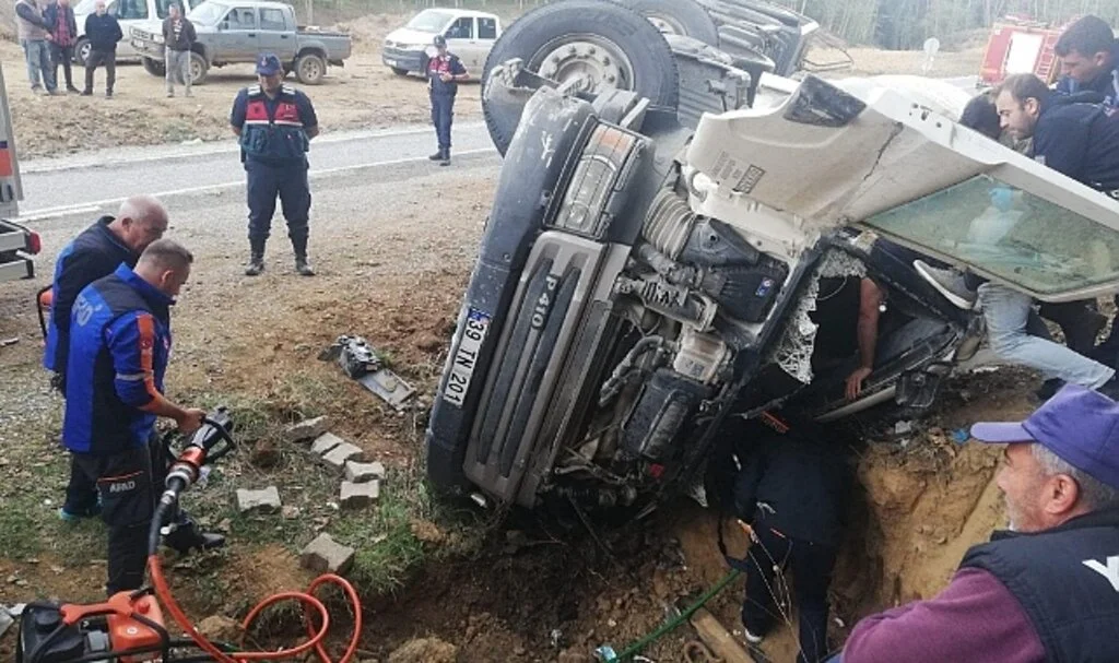 Beton mikseri şarampole devrildi: 1 kişi yaralı