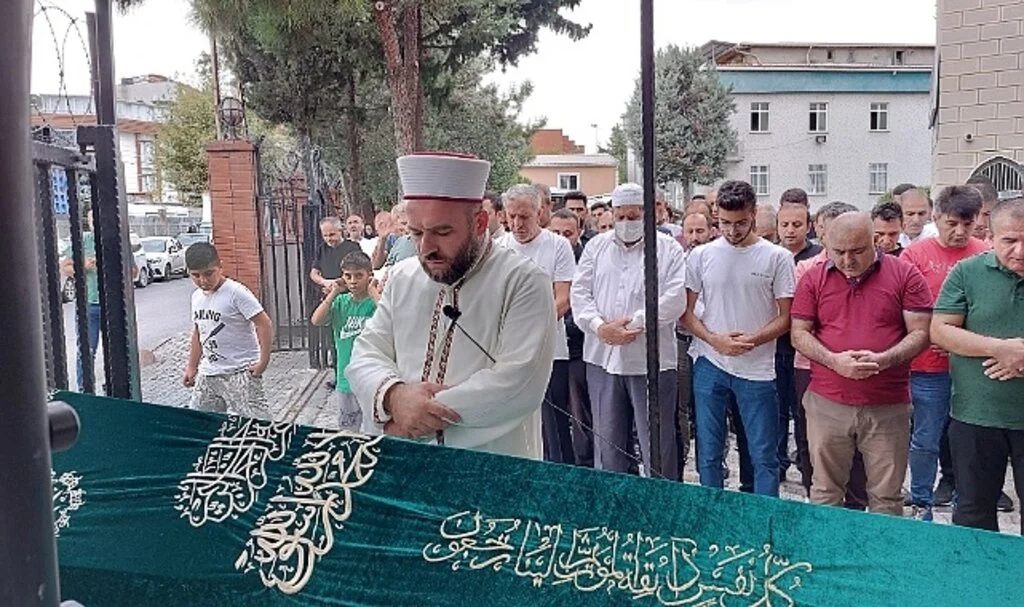 Beylikdüzü'nde katledilen iki kız kardeş son yolculuğuna uğurlandı