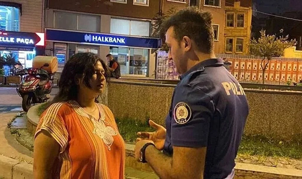 Beyoğlu'nda ilginç olay! Kaldırımda saatlerce hareketsiz bekledi, tek bir şey söylemedi