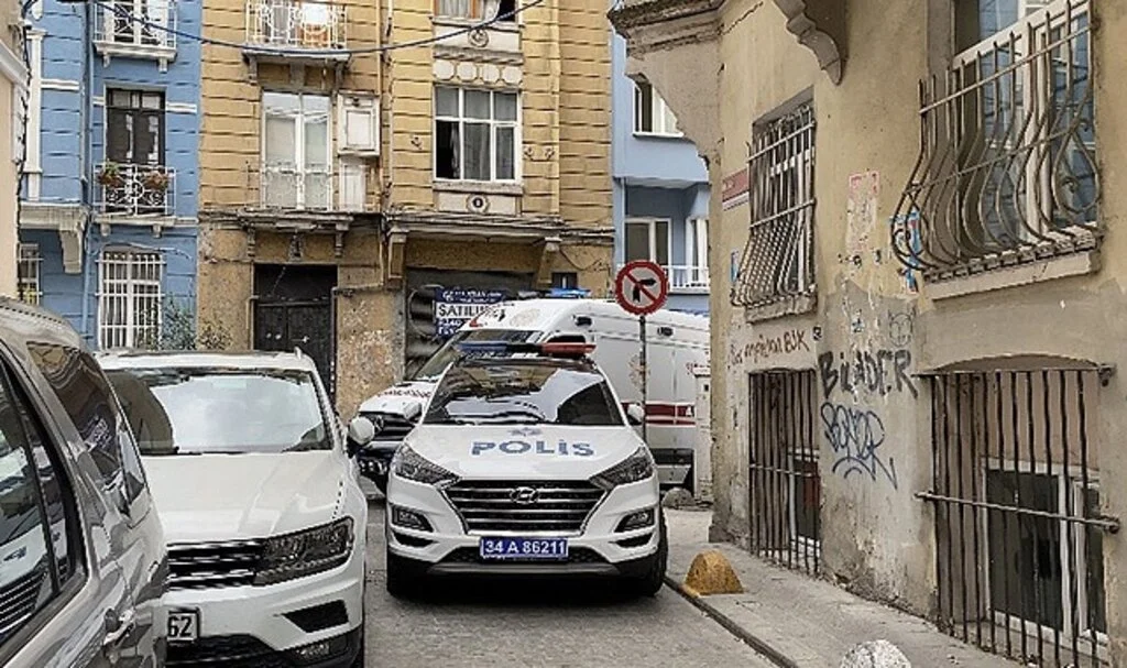 Beyoğlu’nda kötü koku yayılan evden ceset çıktı