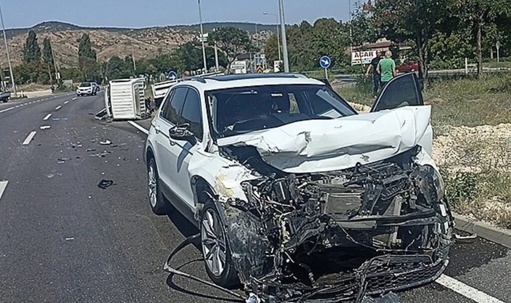 Bilecik'te otomobil ile kamyonetin çarpışması sonucu 1 kişi yaralandı
