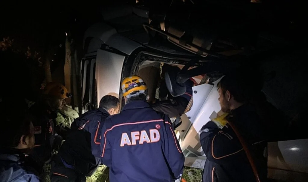 Bilecik’te seyir halinde tır devrildi, sürücü içinde sıkıştı